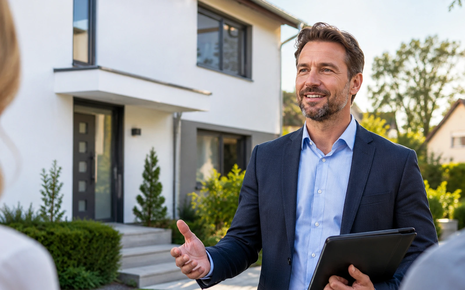 Symbolische Vorbereitung und Besprechung eines Immobilientermins.
